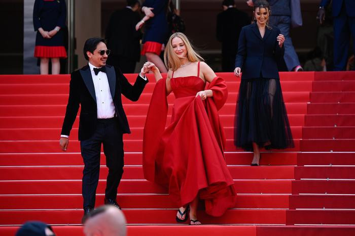 Jennifer Lawrence ‘muối mặt’ giải thích lý do đi dép xỏ ngón tại thảm đỏ Cannes 2023