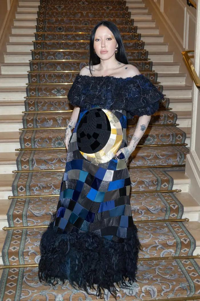 Thời trang ảo ảnh thị giác: Emma Watson váy bồng bềnh, Kendall Jenner mặc tàng hình