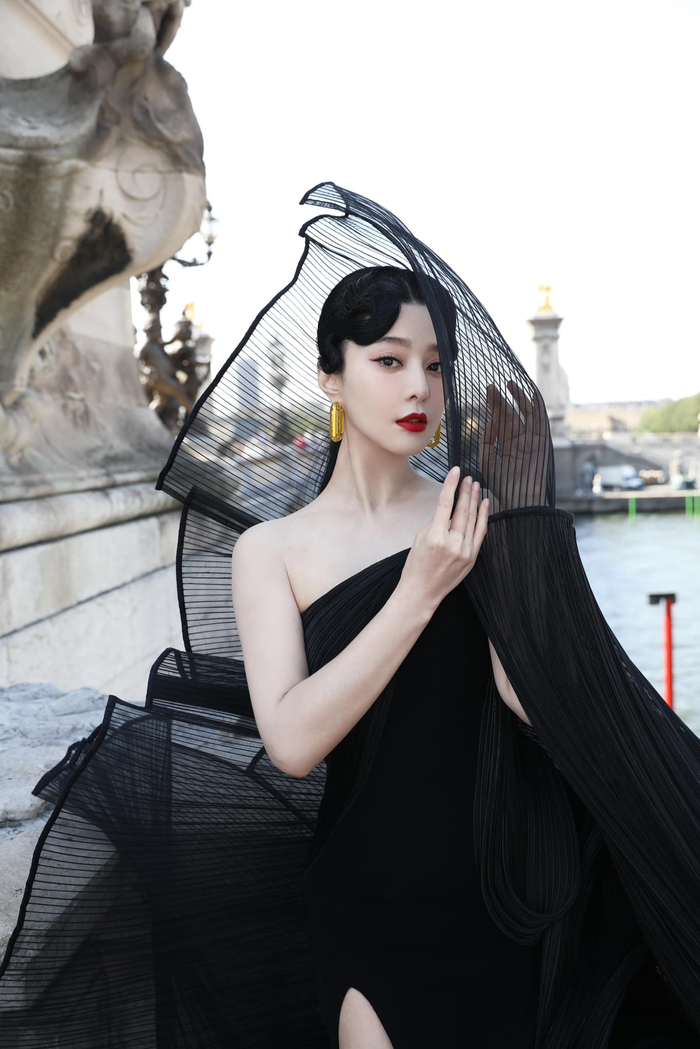Phạm Băng Băng đi ‘chân đất’, thả dáng thả rông tại Paris Fashion Week